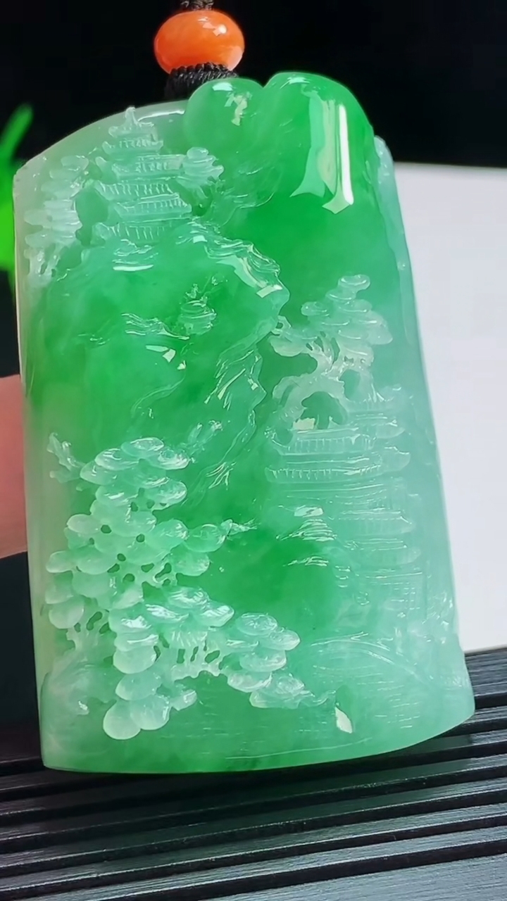 天然A货翡翠山水牌吊坠，尺寸57-36-13.8 重量:59.35g
8月6日