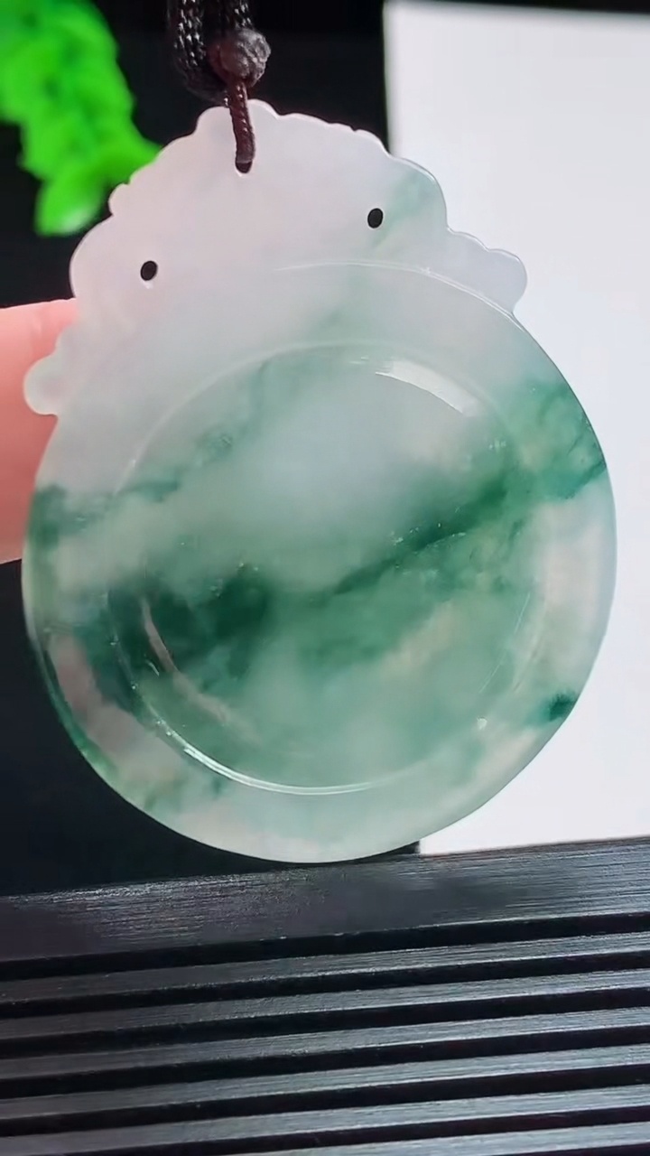 天然A货翡翠飘花麒麟吊坠，尺寸46-36.6-5.8 重量:16.49g
8月6日