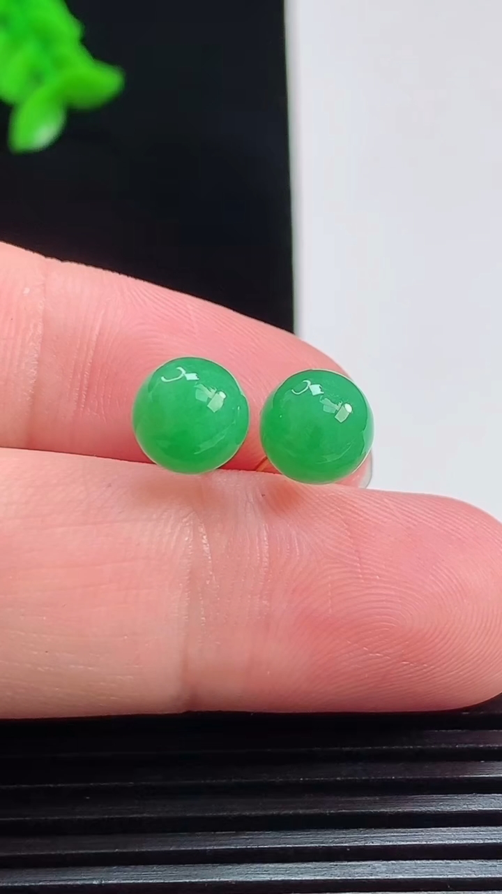天然A货翡翠圆珠耳钉，尺寸7.8 重量:1.89g8月6日
工厂直销收藏佳品,种好水足，色泽均匀，有