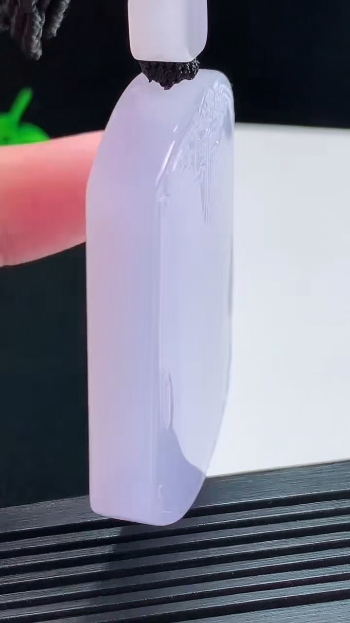 天然A货翡翠种紫罗兰仿古无事牌吊坠，尺寸54-39.5-8.5 重量:59.12g
8月6日