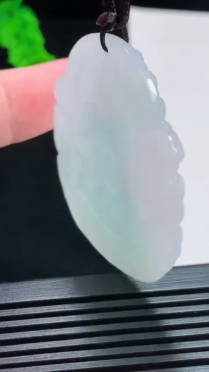 天然A货翡翠大日如来佛吊坠，尺寸48-38-5.6 重量:18.51g
8月6日