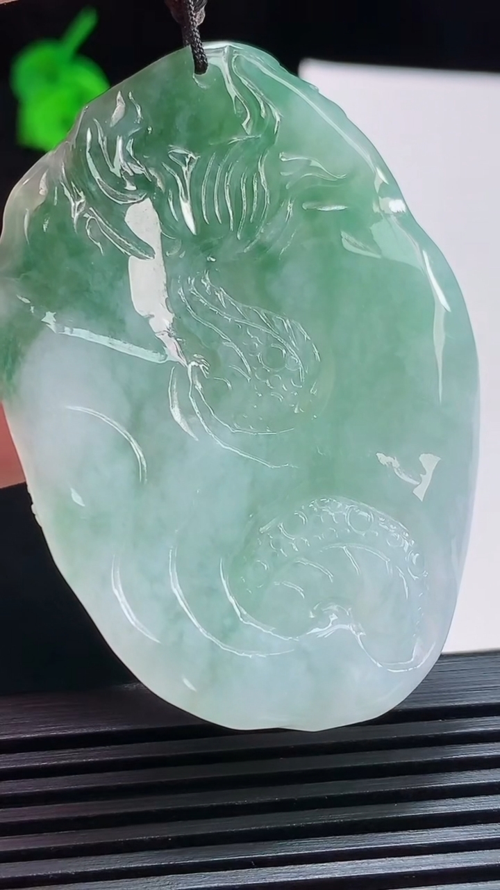 天然A货翡翠飘花龙牌吊坠，尺寸58-42-8.3 重量:37.41g
8月6日
