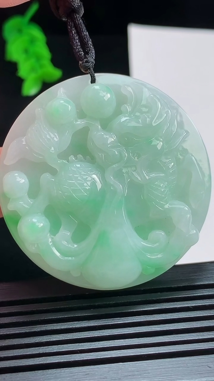 天然A货翡翠麒麟吊坠，尺寸46-7.6 重量:31.47g
8月6日