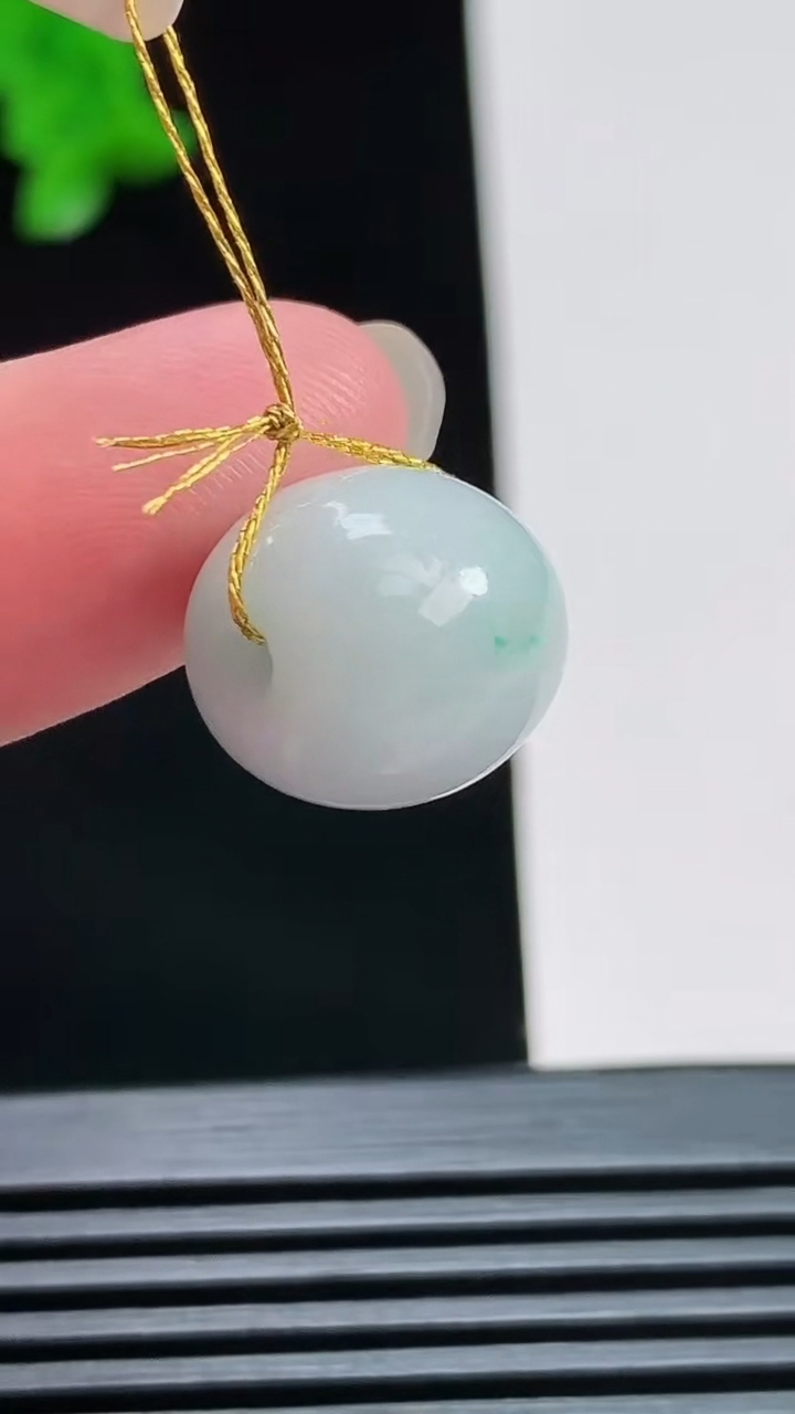 天然A货翡翠路路通吊坠，尺寸13-13 重量:4.39g
8月6日