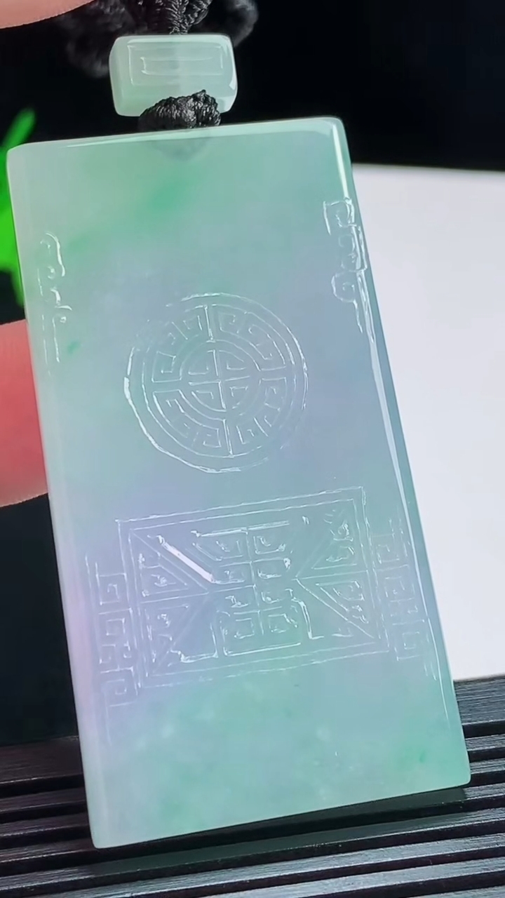 天然A货翡翠春带彩 紫罗兰仿古无事牌吊坠，尺寸56-30.5-5 重量:31.37g
8月6日
