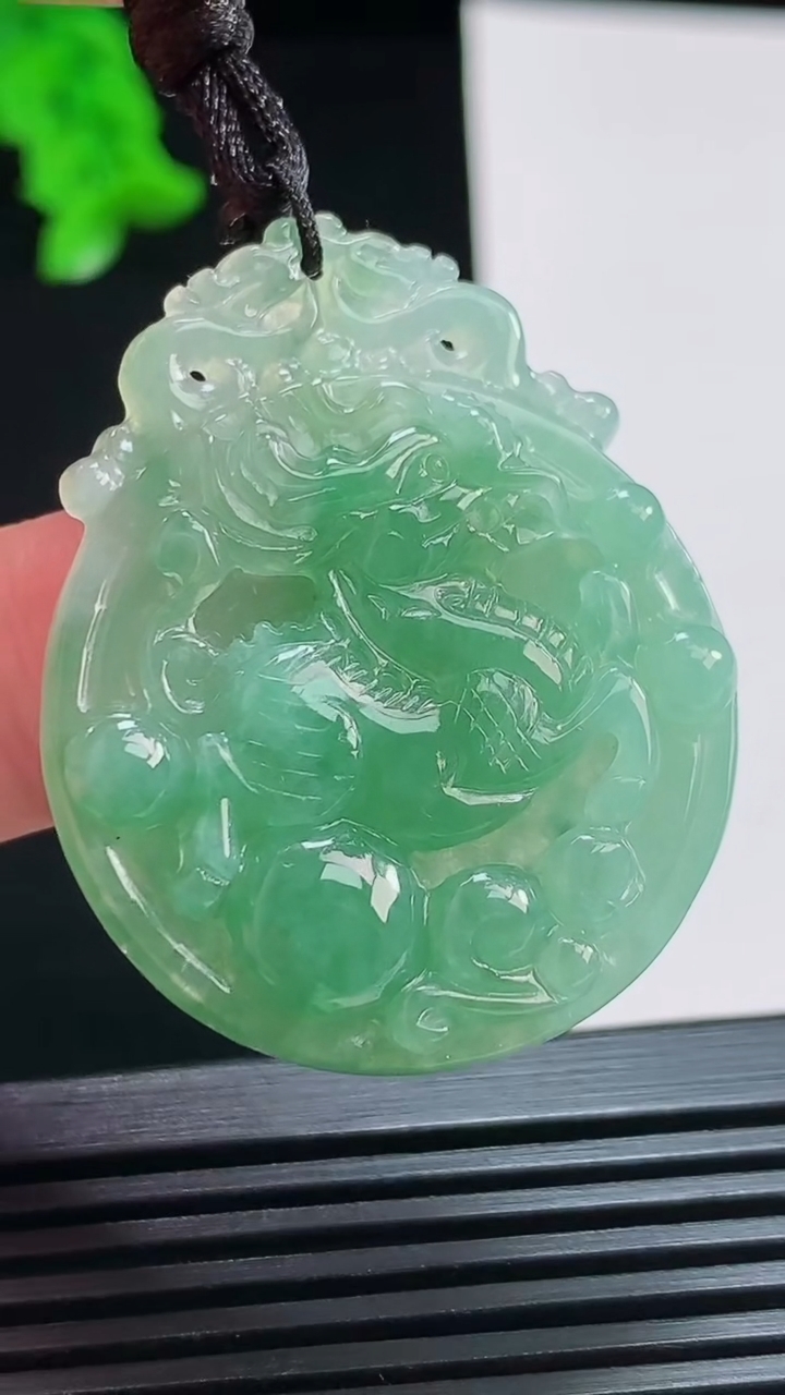 天然A货翡翠龙龟吊坠，尺寸40.6-32.6-5.2 重量:12.06g
8月6日