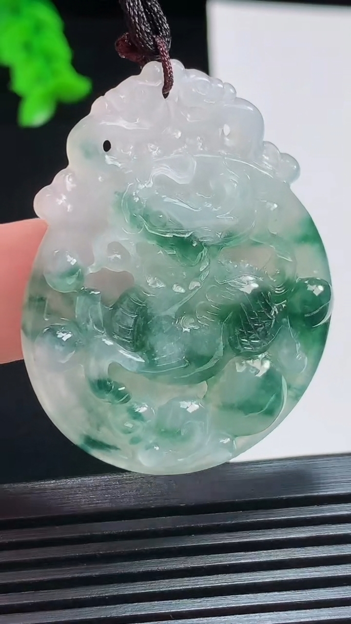 天然A货翡翠飘花麒麟吊坠，尺寸46-36.6-5.8 重量:16.49g
8月6日