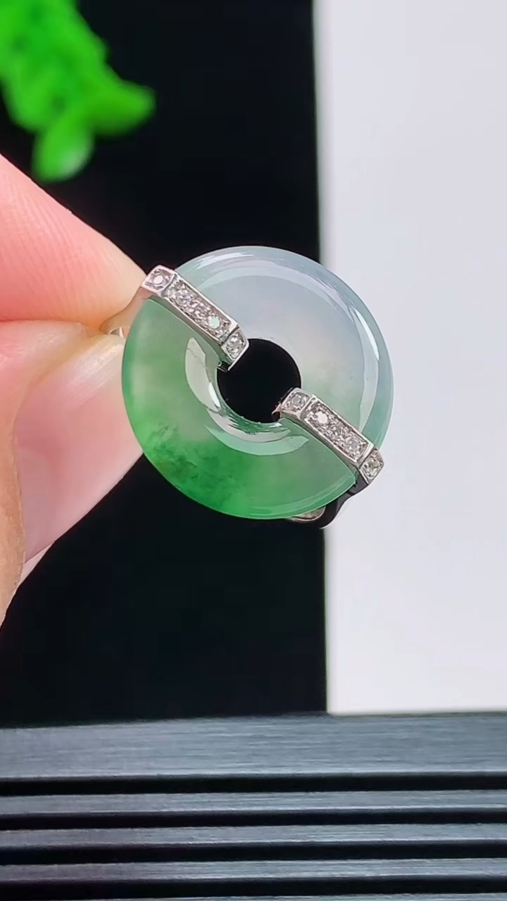 天然A货翡翠种飘花平安环戒指，尺寸17-16-2.5 重量:2.54g2026年8月6日
工厂直销收