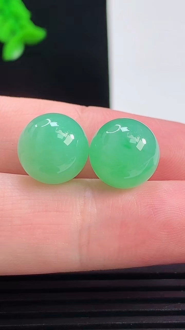 天然A货翡翠圆珠镶嵌件一对，尺寸12 重量:6.35g8月6日
工厂直销收藏佳品,种好水足，色泽均匀