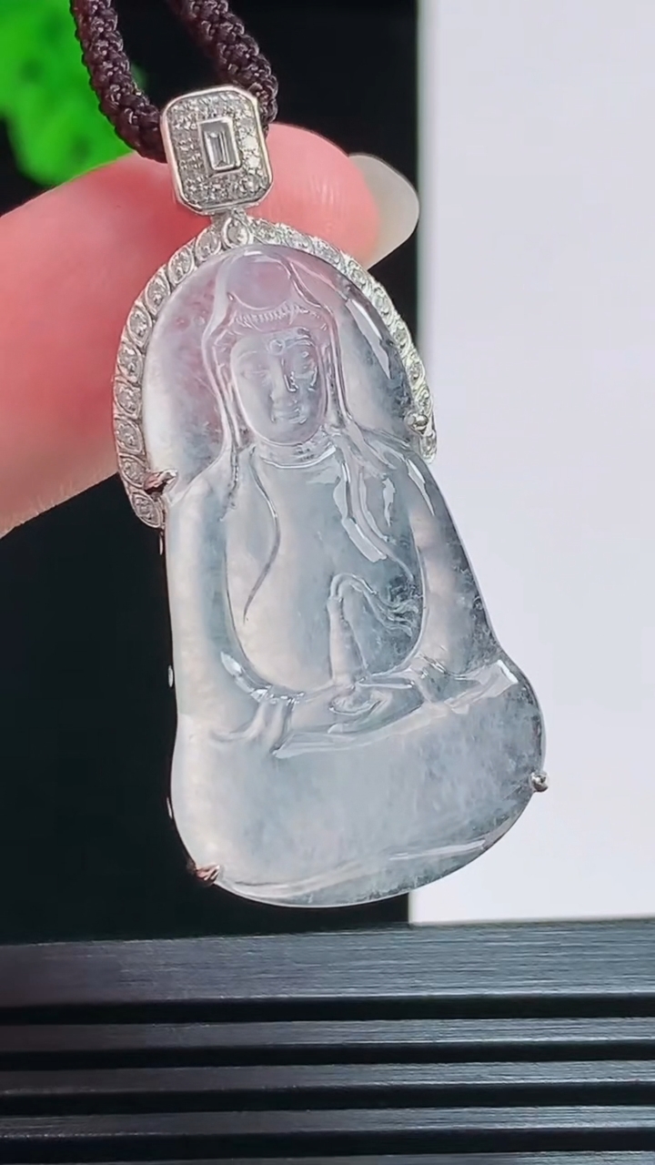 天然A货翡翠种飘花素衣观音吊坠，尺寸40-18.6-6.8，裸石32-18.5 重量:4.90g
8月6日