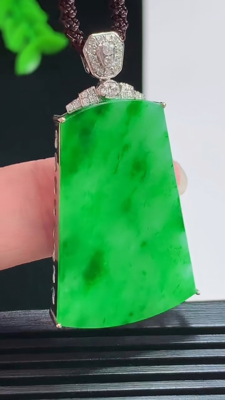 天然A货翡翠无事牌吊坠，尺寸43-23.5-6，裸石34-23 重量:8.00g
8月6日