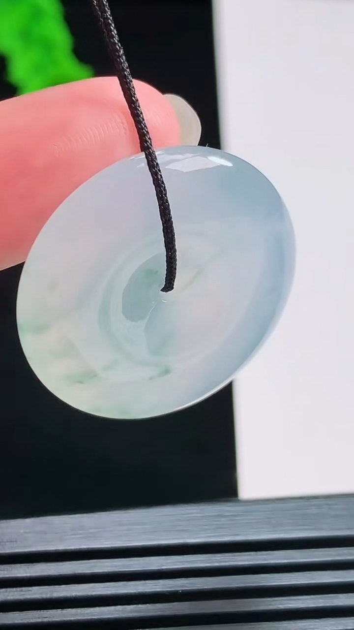 天然A货翡翠种飘花平安扣吊坠，尺寸28.6-5.8 重量:10.00g
8月6日
