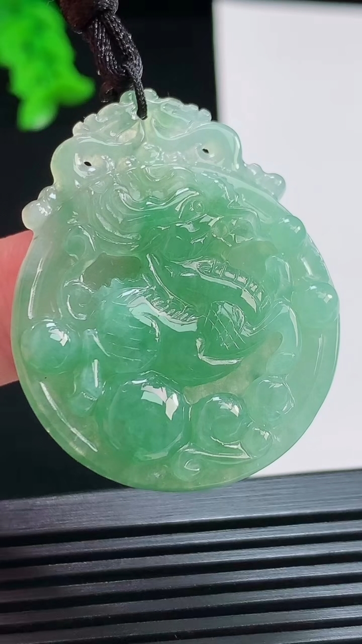 天然A货翡翠龙龟吊坠，尺寸40.6-32.6-5.2 重量:12.06g
8月6日
