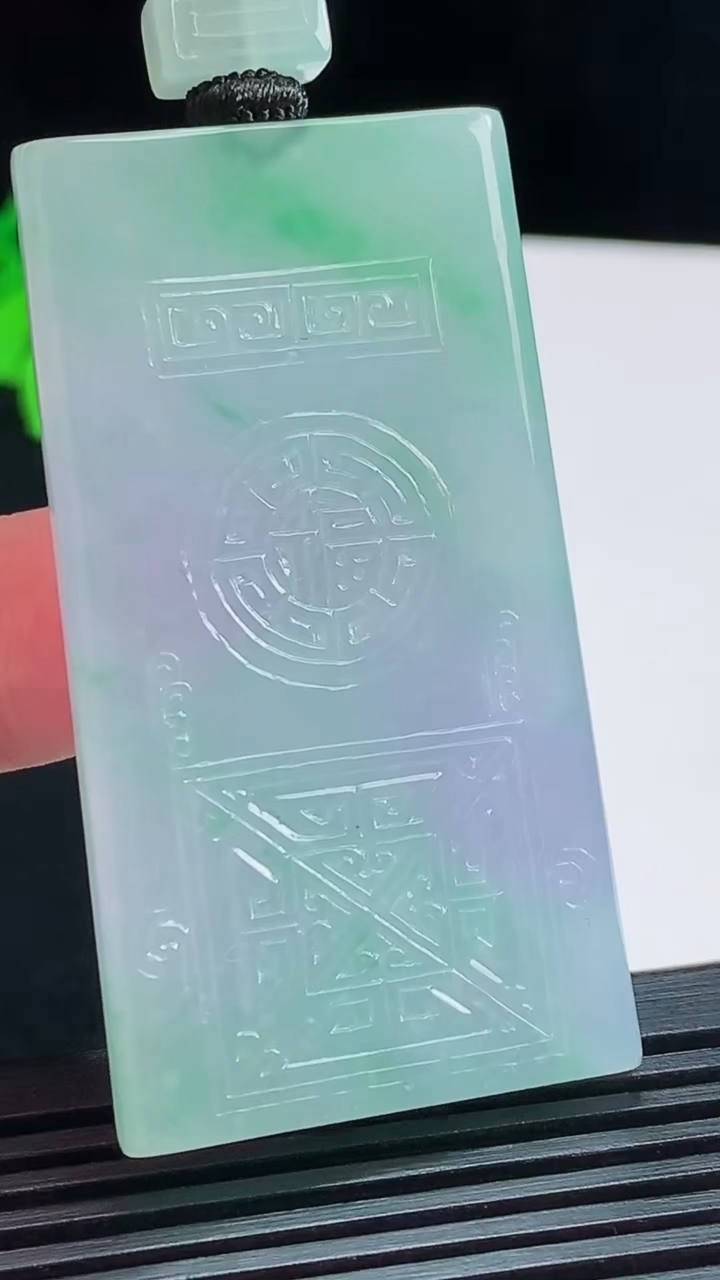 天然A货翡翠春带彩 紫罗兰仿古无事牌吊坠，尺寸56-30.5-5 重量:31.37g
8月6日