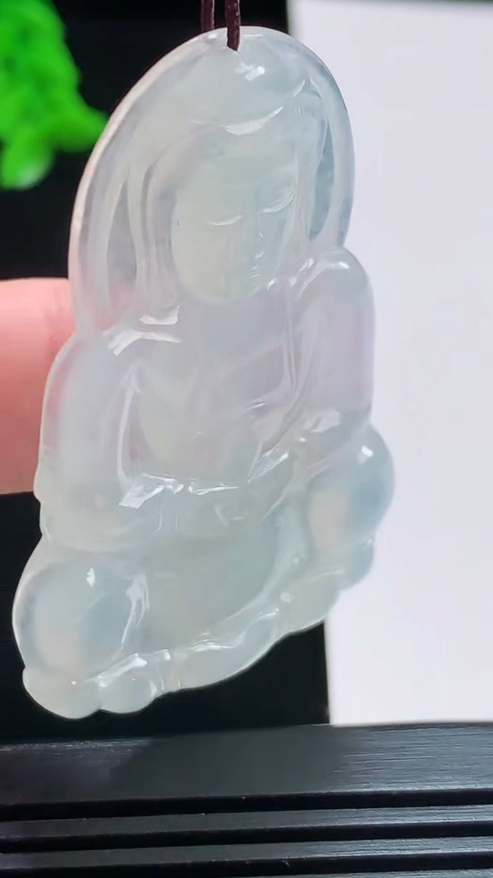 天然A货翡翠正装观音吊坠，尺寸52.5-33.5-5 重量:15.20g
8月6日