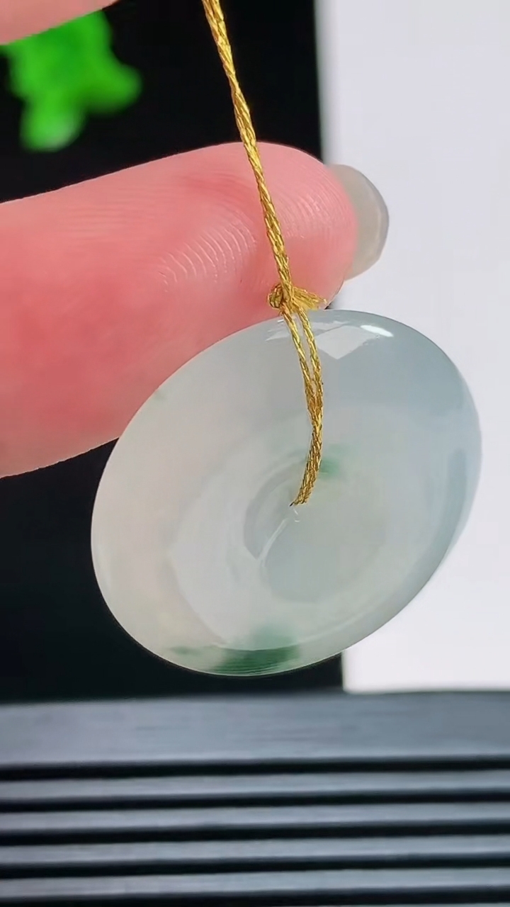 天然A货翡翠飘花平安扣吊坠，尺寸24.6-5.5 重量:7.00g
8月6日