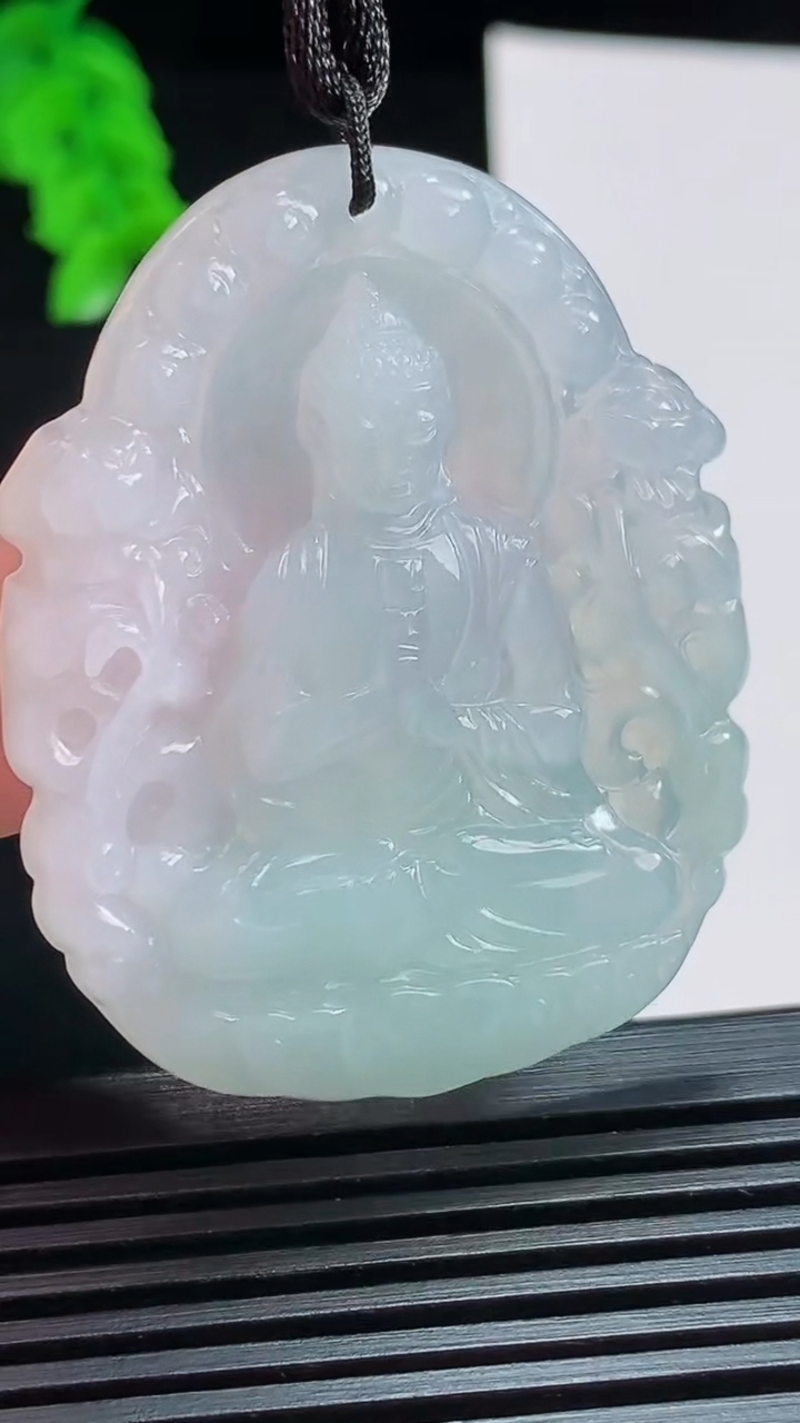 天然A货翡翠大日如来佛吊坠，尺寸48-38-5.6 重量:18.51g
8月6日