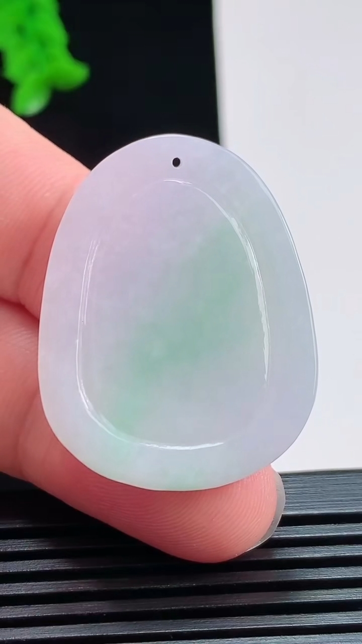 天然A货翡翠不动明王吊坠，尺寸36.2-28-5.5 重量:11.15g
8月6日