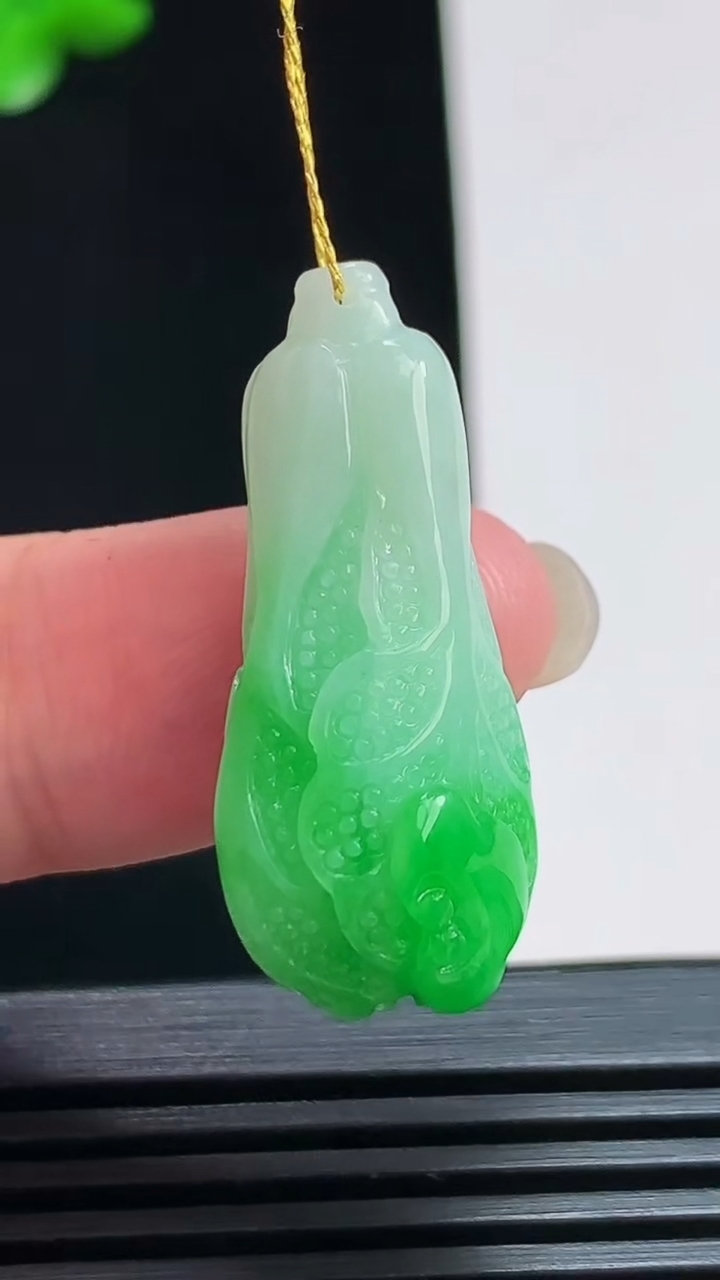 天然A货翡翠白菜吊坠，尺寸31-14.5-10 重量:6.23g
8月6日
