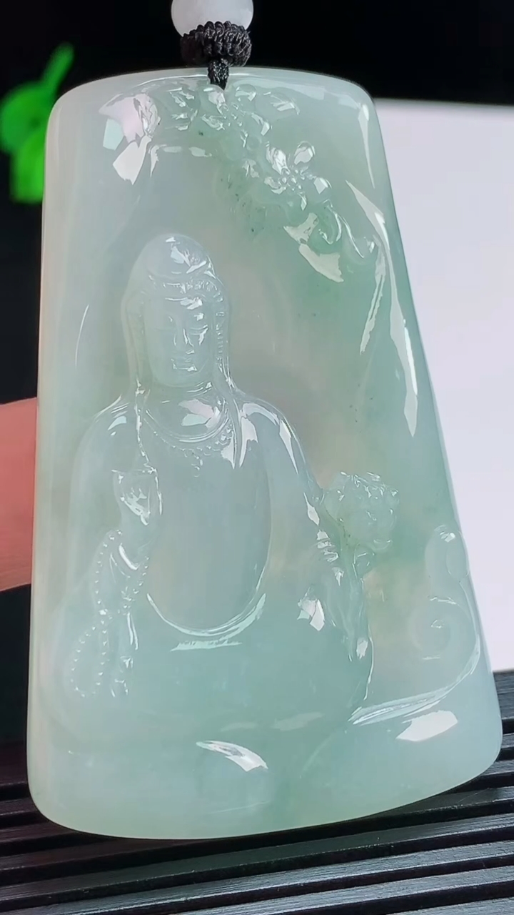 天然A货翡翠大势至菩萨吊坠，尺寸61-38-5.8 重量:33.21g
8月6日