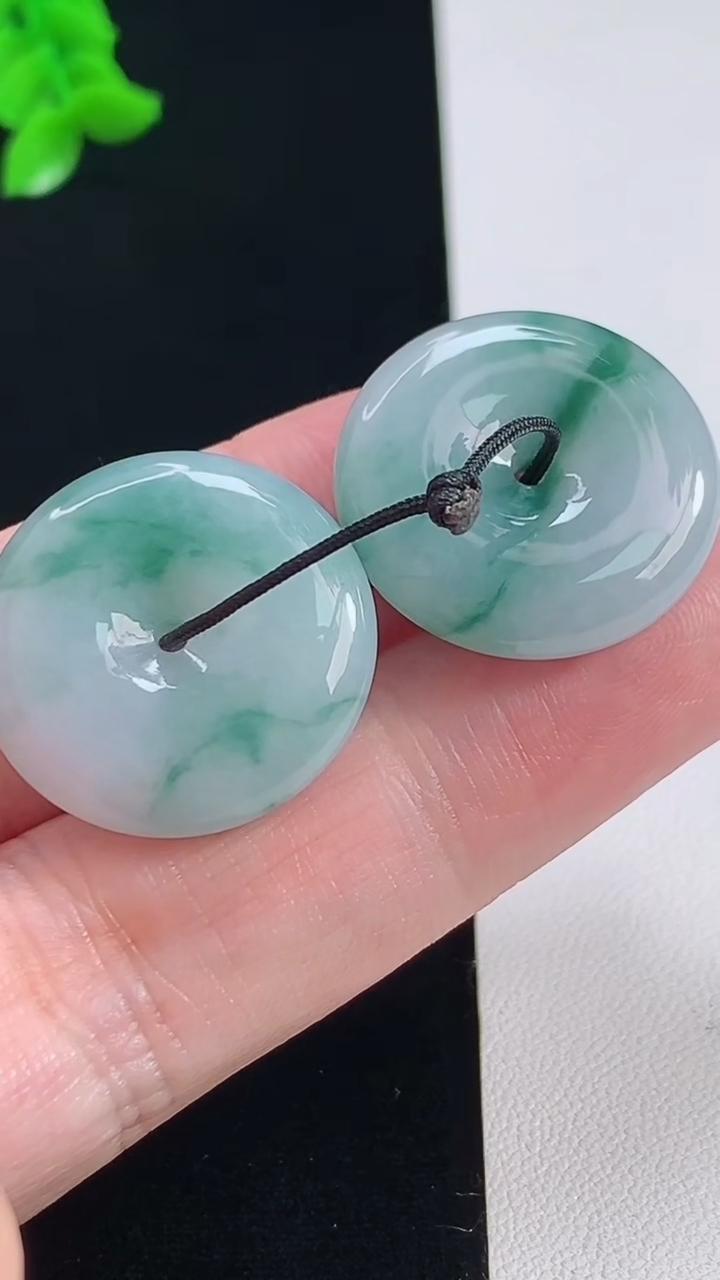 天然A货翡翠飘花平安扣吊坠一对，尺寸23.3-5.8 重量:13.39g
8月6日