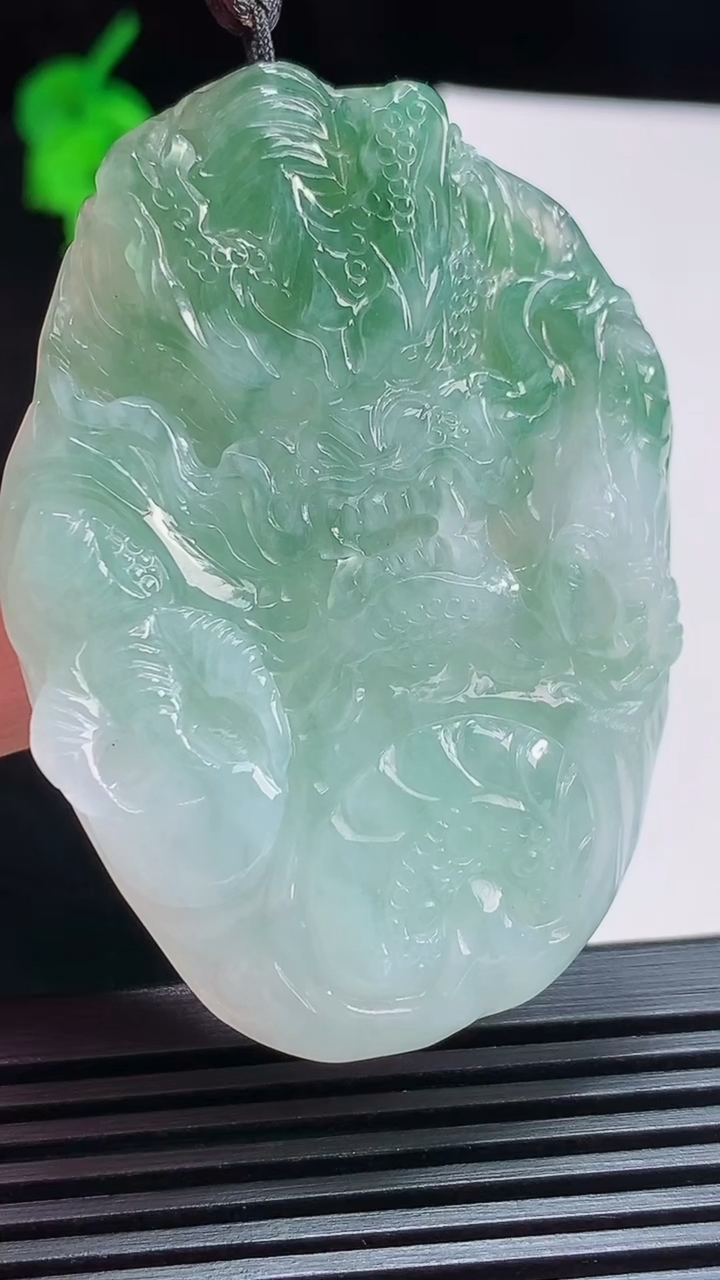 天然A货翡翠飘花龙牌吊坠，尺寸58-42-8.3 重量:37.41g
8月6日