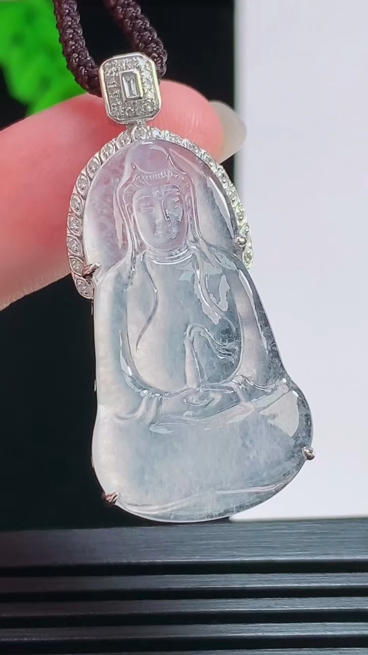 天然A货翡翠种飘花素衣观音吊坠，尺寸40-18.6-6.8，裸石32-18.5 重量:4.90g
8