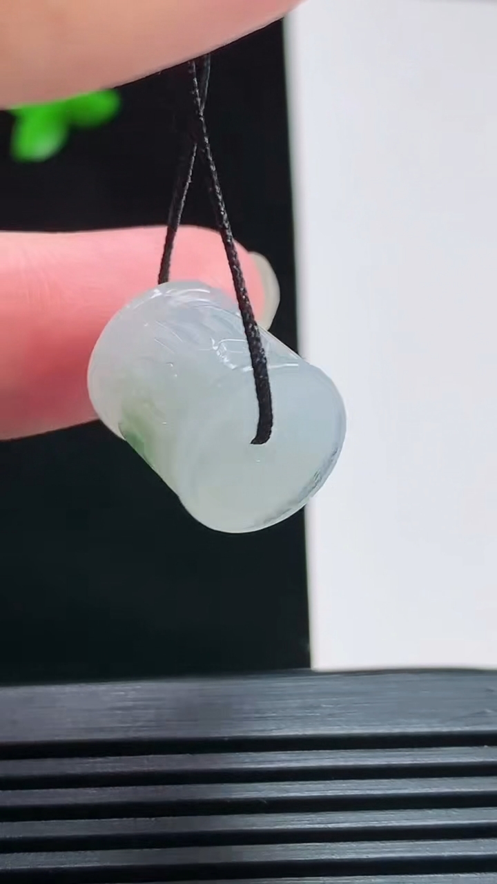 天然A货翡翠飘花六字真言路路通吊坠，尺寸14.5-13 重量:5.28g
8月6日