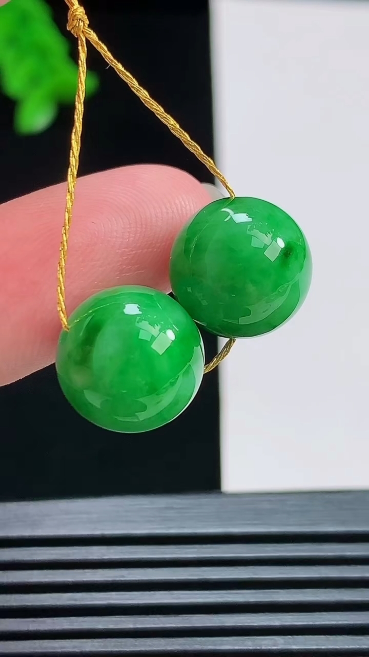 天然A货翡翠圆珠吊坠一对，尺寸12 重量:6.19g
8月6日