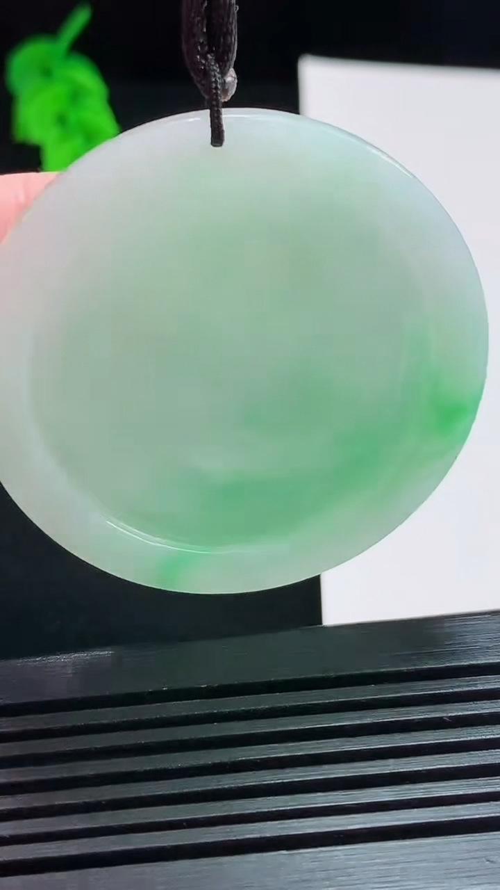 天然A货翡翠麒麟吊坠，尺寸46-7.6 重量:31.47g
8月6日