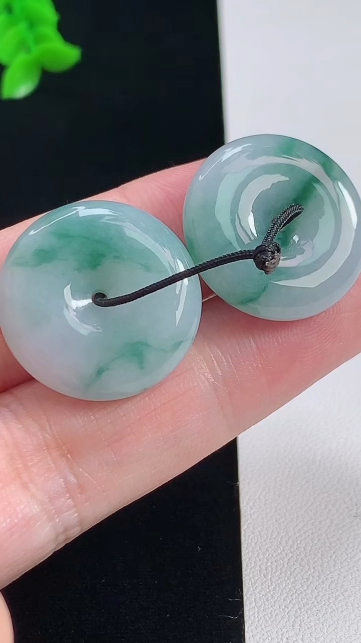 天然A货翡翠飘花平安扣吊坠一对，尺寸23.3-5.8 重量:13.39g
8月6日