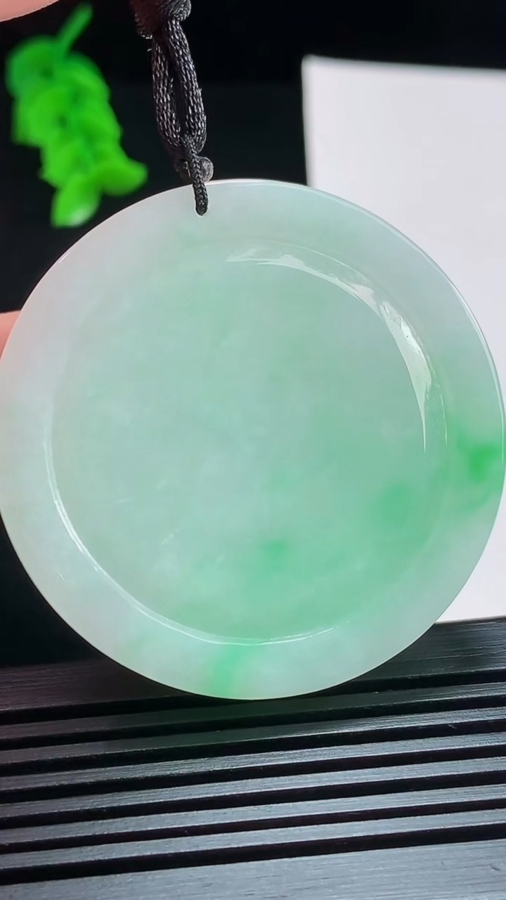 天然A货翡翠麒麟吊坠，尺寸46-7.6 重量:31.47g
8月6日