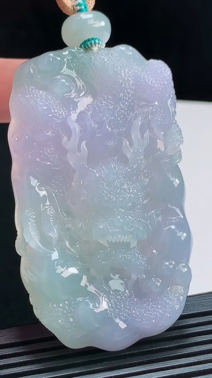 天然A货翡翠种紫罗兰龙牌吊坠，尺寸72-40.5-11.5 重量:68.56g
8月6日