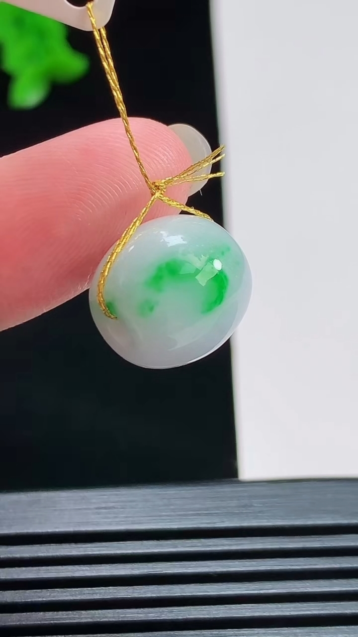 天然A货翡翠路路通吊坠，尺寸13-13 重量:4.39g
8月6日