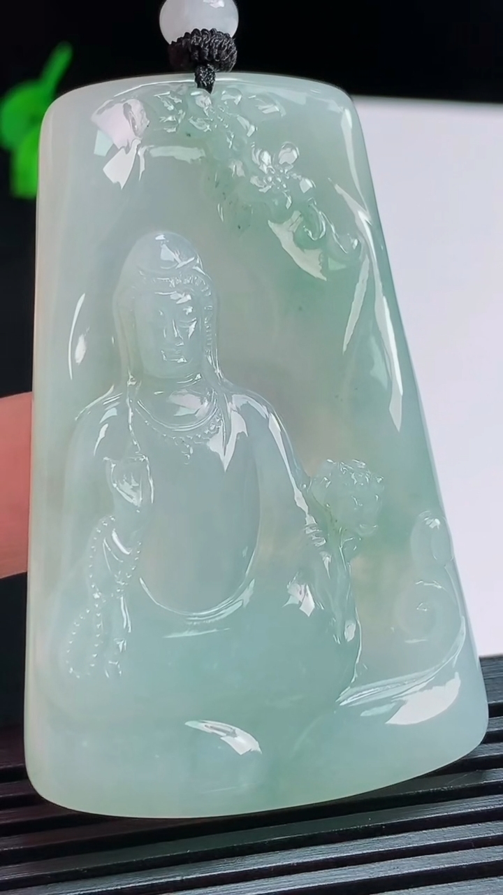 天然A货翡翠大势至菩萨吊坠，尺寸61-38-5.8 重量:33.21g
8月6日