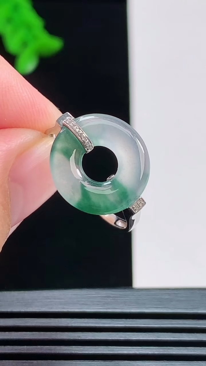 天然A货翡翠种飘花平安环戒指，尺寸18-14.5-2 重量:2.00g2026年8月6日
工厂直销收