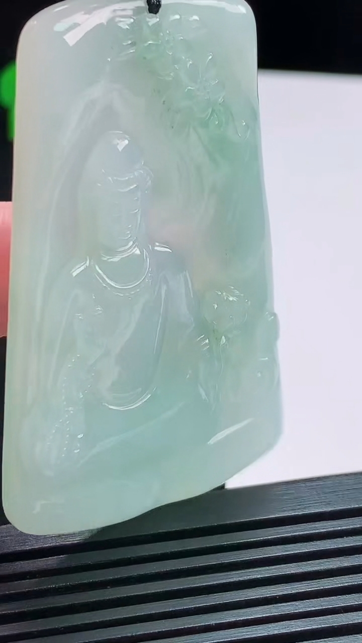 天然A货翡翠大势至菩萨吊坠，尺寸61-38-5.8 重量:33.21g
8月6日