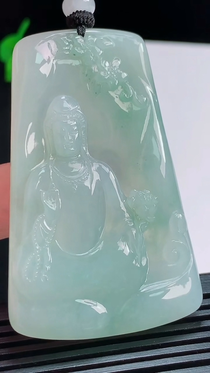 天然A货翡翠大势至菩萨吊坠，尺寸61-38-5.8 重量:33.21g
8月6日