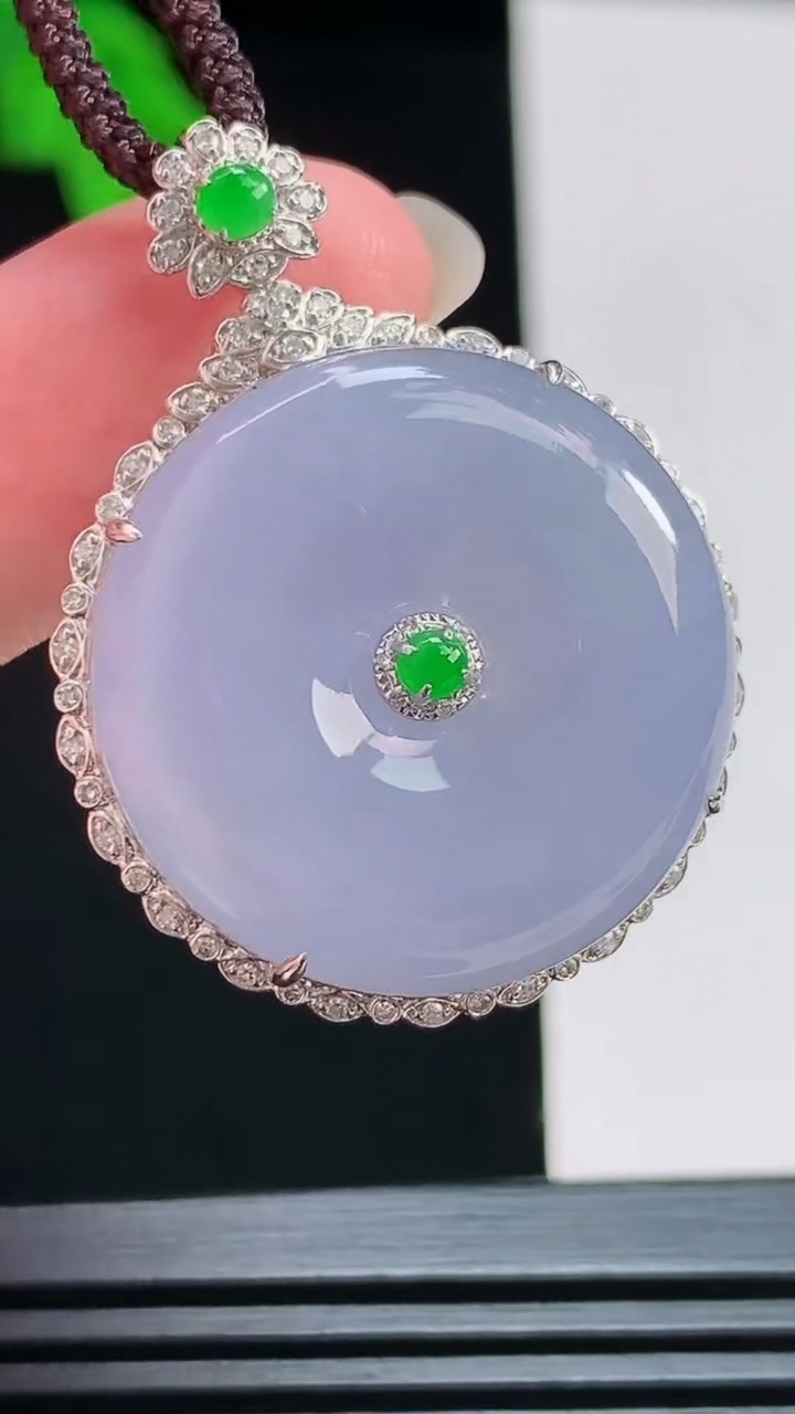 天然A货翡翠18k金紫罗兰平安扣吊坠，尺寸37-28-9.5，裸石25 重量:10.78g
8月6日