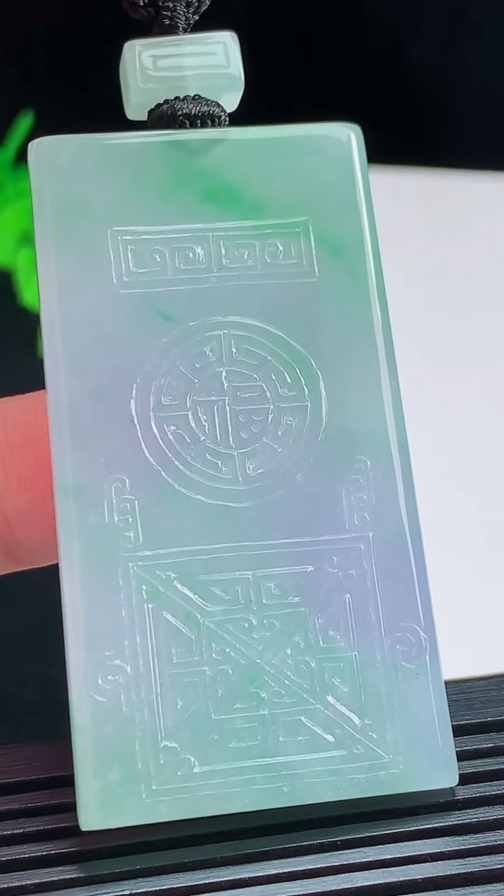 天然A货翡翠春带彩 紫罗兰仿古无事牌吊坠，尺寸56-30.5-5 重量:31.37g
8月6日