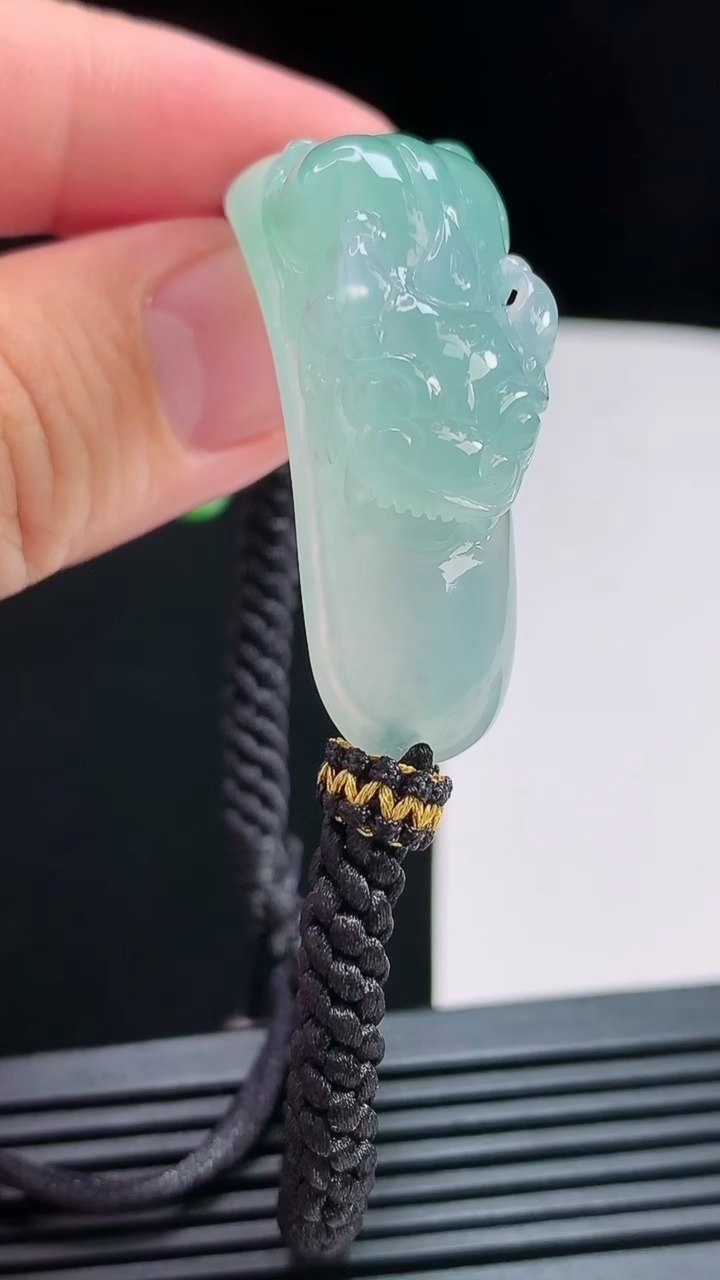 天然A货翡翠貔貅手牌，尺寸45-12.5-13 重量:16.63g
8月6日