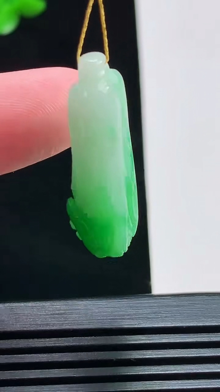 天然A货翡翠白菜吊坠，尺寸31-14.5-10 重量:6.23g
8月6日