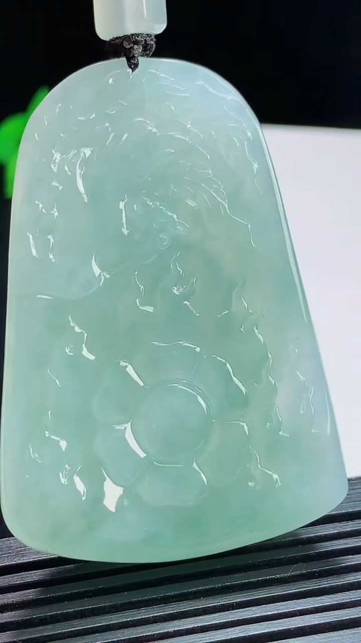 天然A货翡翠大势至菩萨吊坠，尺寸58.6-40-11 重量:54.17g
8月6日
