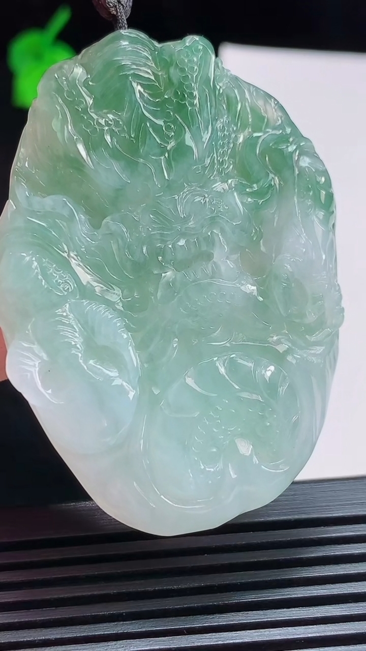 天然A货翡翠飘花龙牌吊坠，尺寸58-42-8.3 重量:37.41g
8月6日