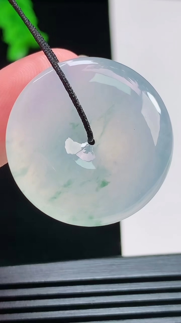 天然A货翡翠种飘花平安扣吊坠，尺寸28.6-5.8 重量:10.00g
8月6日