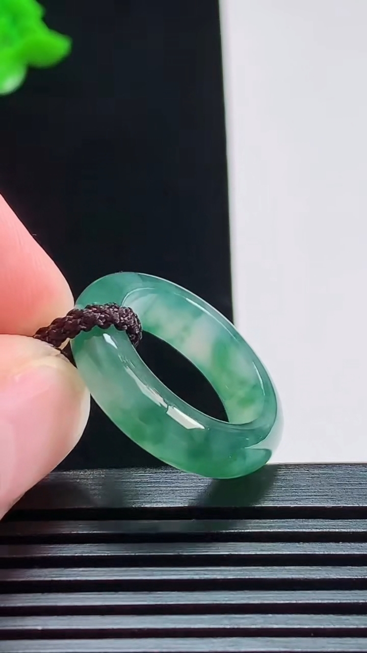 天然A货翡翠冰种飘花玉指环 戒指，尺寸16.8-5.6-3.5 重量:4.08g2026年8月7日
工厂直销收藏佳品,种好水足，色泽均匀，有种有色，上手高大气！