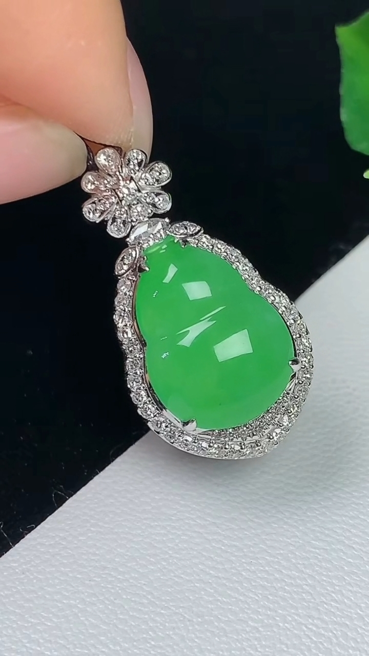 天然A货翡翠葫芦吊坠，尺寸25.6-14-9，裸石14.4-10.4，重量:3.21g
8月7日，重