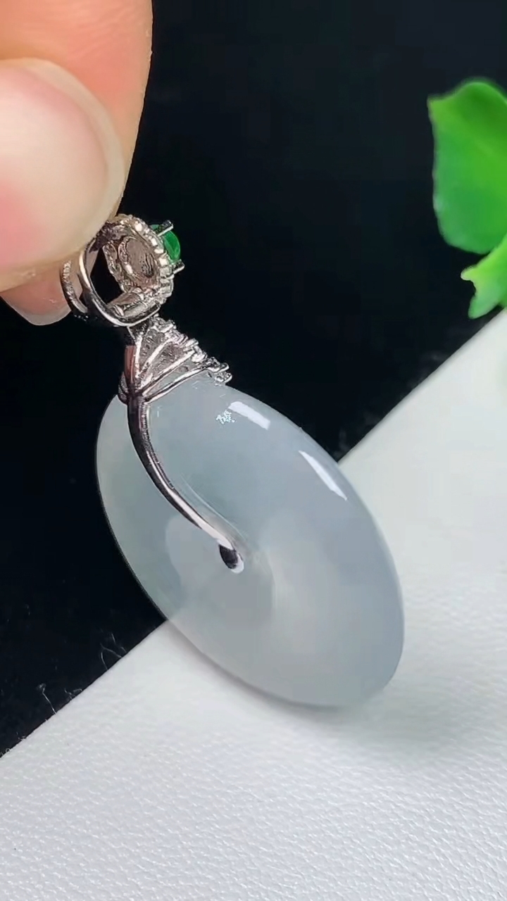天然A货翡翠白冰平安扣吊坠，尺寸24.5-5.3，重量:7.57g
8月7日