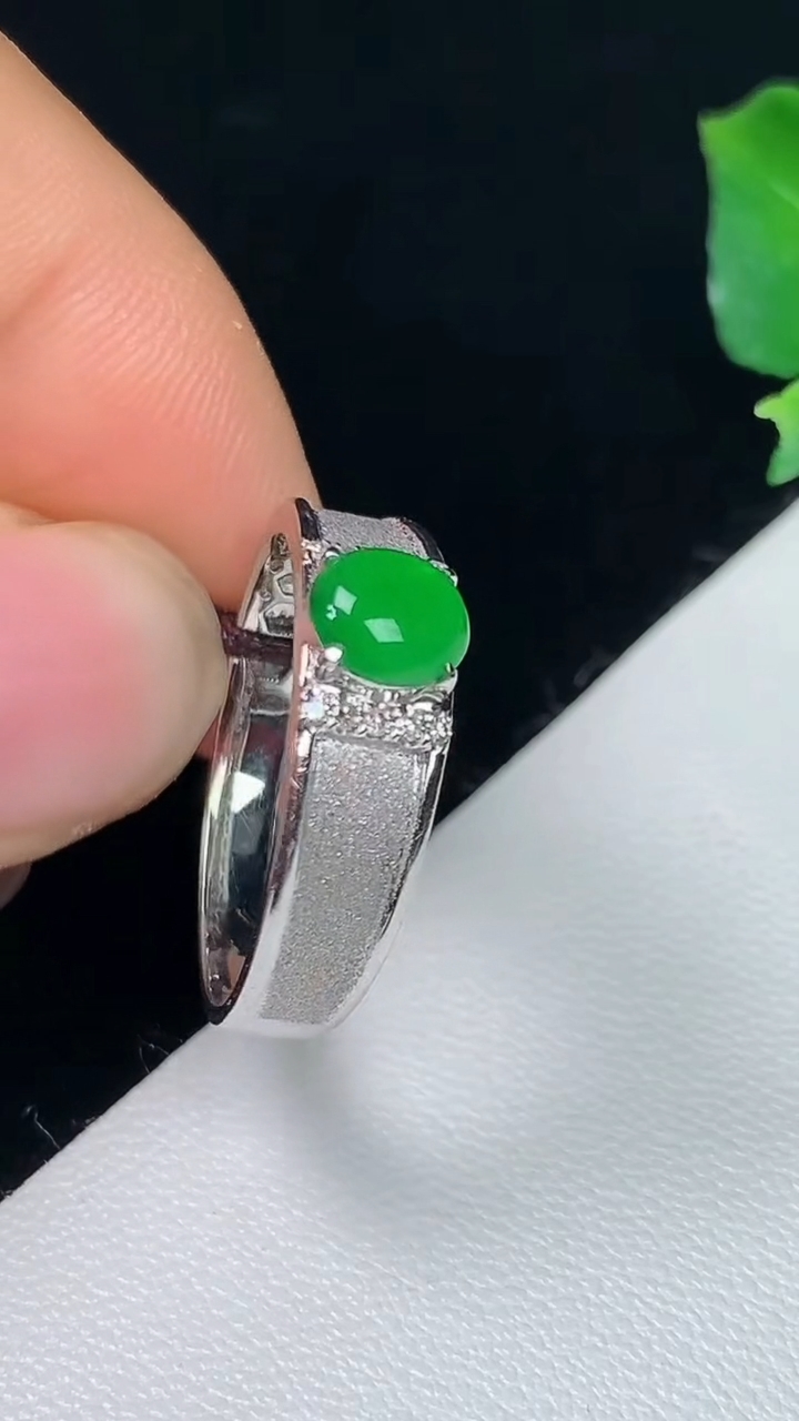 天然A货翡翠蛋面戒指，尺寸17.2-5.4-5，重量:2.72g2026年8月7日
工厂直销收藏佳品,种好水足，色泽均匀，有种有色，上手高大气！