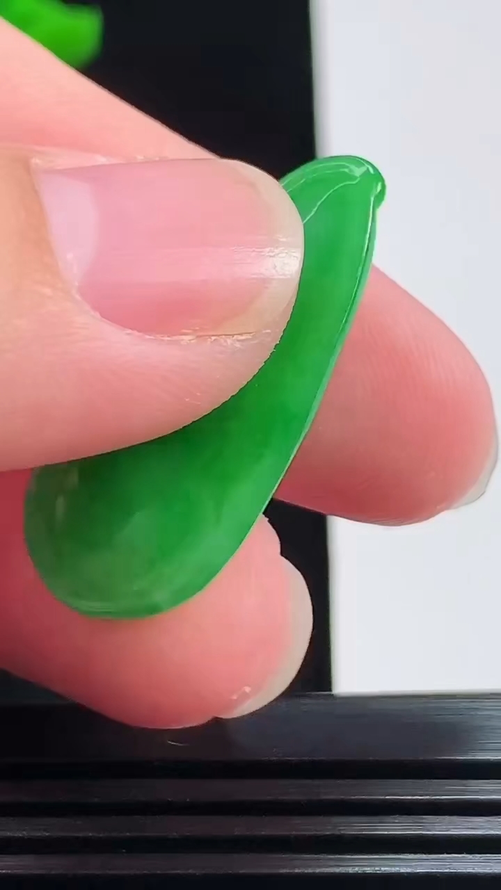 天然A货翡翠福豆吊坠，尺寸31-14-6.2，重量:4.31g
8月7日